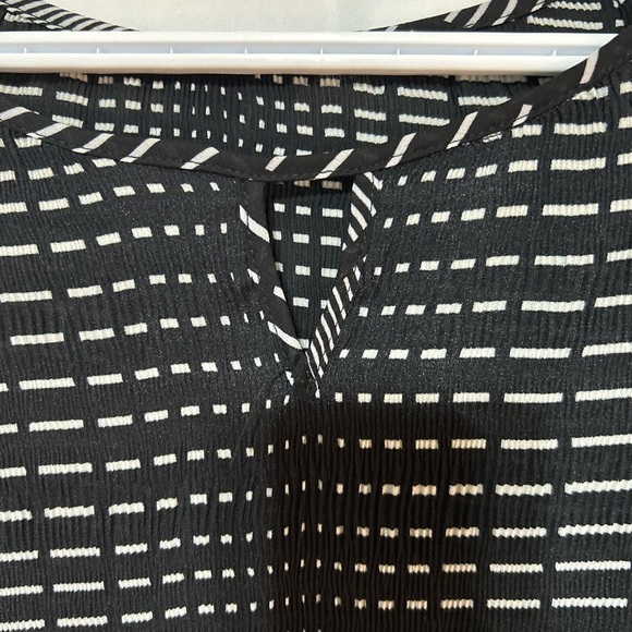 Charlie B - XL - Black and White Patterned Blouse- ties at top front - - Picture 3 of 8